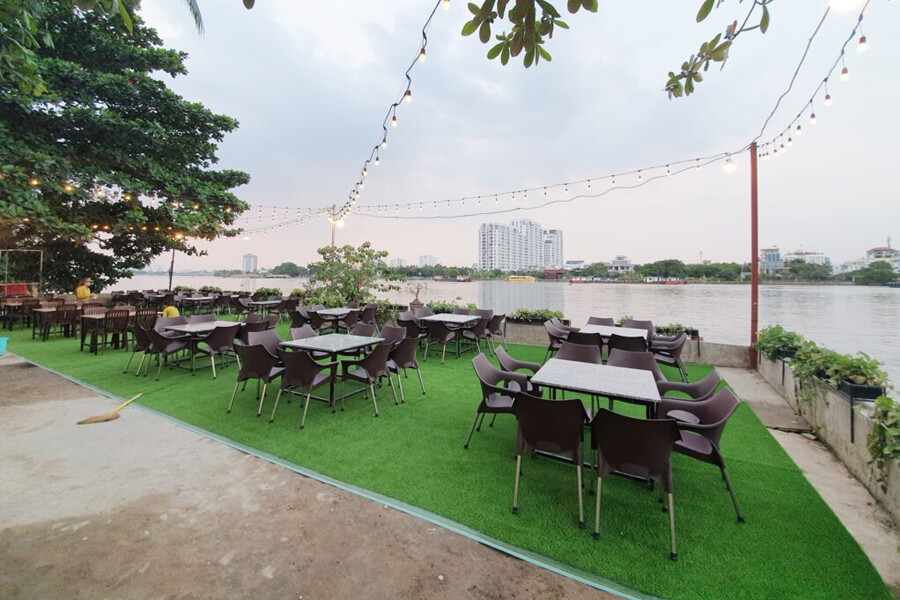 Nhà hàng bên bờ sông ở Sài Gòn