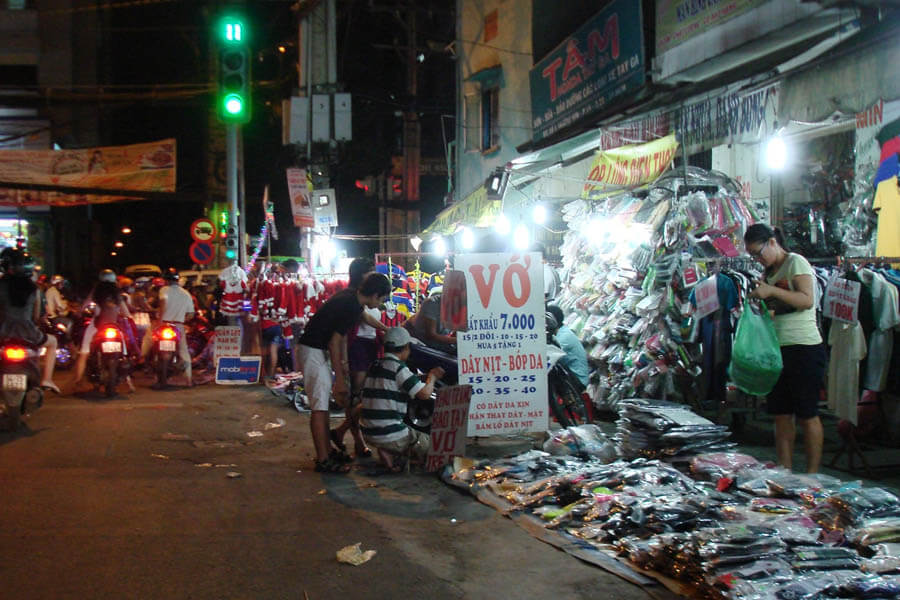 Chợ đêm gần công viên Sài Gòn